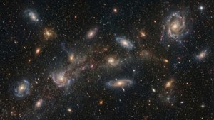 哈伯深空視野中的眾多星系 — 太空 壁紙