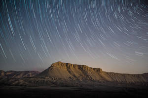星軌在暮色中橫掃沙漠山脈。 — 沙漠 壁紙