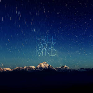 星空下的雪山，帶有發光文字 free your mind。 — 夜空 壁紙