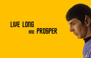《星際爭霸戰》中的史巴克，黃色背景上寫有「Live Long and Prosper」文字。 — 史巴克 壁紙