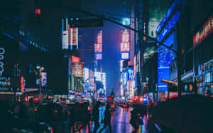 夜晚的時代廣場，霓虹燈和濕漉漉的街道反射著城市的光芒。 — 霓虹城市動態圖 壁紙