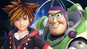 Sora 和 Buzz Lightyear 在夜晚的城堡前一起微笑。 — 王國之心 壁紙