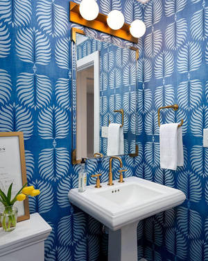 藍白葉紋壁紙浴室，配有金色配件和黃色鬱金香。 — 首頁 壁紙