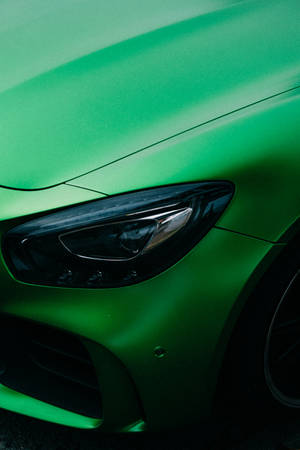 消光綠色跑車頭燈和引擎蓋的特寫。 — Mercedes Amg iPhone 壁紙