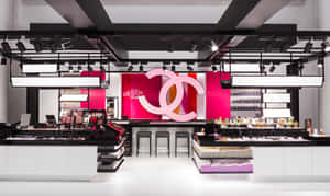 Chanel 化妝品店，帶有粉紅色品牌和黑色裝置。 — 香奈兒 壁紙