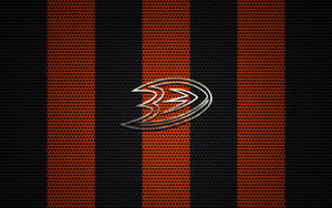 橙色和黑色條紋背景上的 Anaheim Ducks 標誌 — 安納海姆鴨隊 壁紙