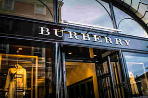 Burberry 店鋪入口，內有風衣模特兒。 — Burberry 壁紙
