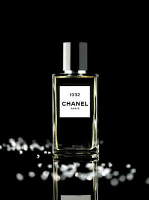 Chanel 1932 香水瓶在反光表面上帶有閃爍的水滴。 — 香奈兒 壁紙