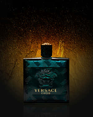 Versace Eros 香水瓶，帶有青綠色玻璃和金色瓶蓋，背景閃爍金色。 — 美學圖案動畫 壁紙