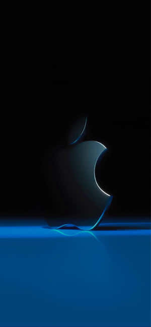 Apple標誌在黑色背景上以藍色發光，帶有反射。 — iPhone 15 Pro 壁紙