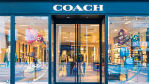 Coach零售店，玻璃門內展示奢華手袋。 — 教練 壁紙