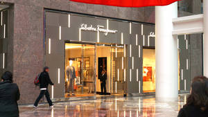 Salvatore Ferragamo商店入口，購物者和模特兒在豪華購物中心內。 — 薩瓦托雷·菲拉格慕 壁紙