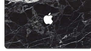 帶有白色紋理的黑色大理石筆記型電腦和Apple標誌 — 美學大理石 壁紙