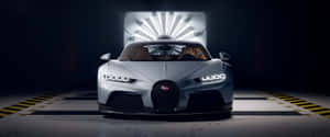 銀色Bugatti Chiron Super Sport 300+在黑暗的工作室中，背後有明亮的光線。 — 布加迪 GIF 壁紙