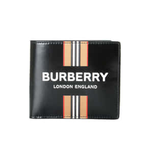 黑色Burberry錢包，帶有標誌性條紋和白色文字，背景為白色。 — Burberry 壁紙