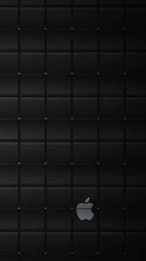 黑色皮革網格背景，中央帶有銀色Apple標誌。 — 悟空黑 iPhone 壁紙