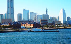 現代城市天際線，摩天輪和紅磚倉庫沿著海濱。 — 橫濱 壁紙