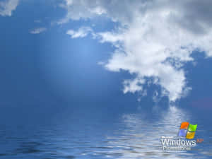 Windows XP Professional 標誌在藍天和海洋背景上。 — 木屋 壁紙