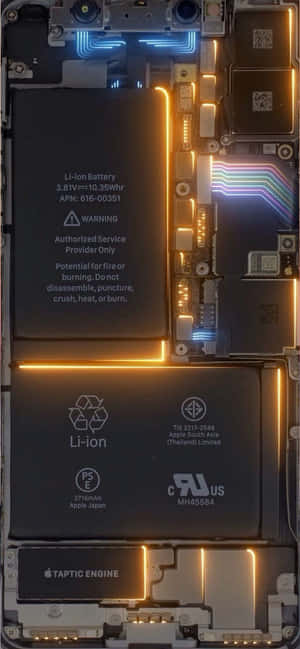 電話內部，橙色和藍色發光電線圍繞鋰離子電池和觸覺引擎。 — Galaxy A07s 壁紙