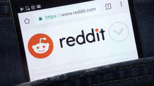 智慧型手機在牛仔布口袋中顯示 Reddit 網站標誌 — Reddit 壁紙