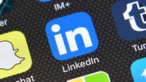 智慧型手機主螢幕上LinkedIn應用程式圖示的特寫。 — 領英 壁紙