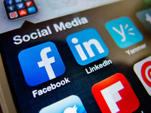 智慧型手機螢幕顯示社交媒體應用程式圖示，包括 Facebook、LinkedIn 和 Yammer。 — 領英 壁紙
