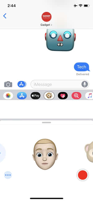 iPhone螢幕顯示一個帶有機器人貼紙和面孔表情符號的iMessage對話。 — iPhone 16e 壁紙