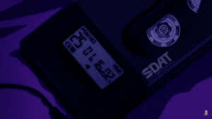 暗色SDAT磁帶播放器在紫色燈光下發光的特寫，附數位顯示螢幕。 — 黑人女性 壁紙