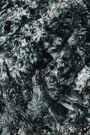 帶有漣漪表面和銀色高光的暗色水 — 水 壁紙
