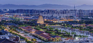 古老寶塔和傳統建築在黃昏時分與現代城市塔樓相映生輝。 — 城市風景 壁紙