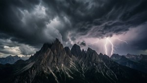 在暴風雨的天空下，崎嶇的山脈上戲劇性的閃電。 — 山景 壁紙