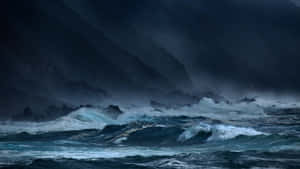 強大的海浪在暴風雨場景中拍打著黑暗的懸崖。 — 海洋藍 壁紙