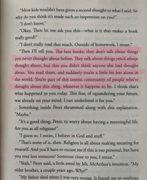 書中凸顯的段落，討論書籍將讀者連接到宇宙社群。 — 低飽和 壁紙