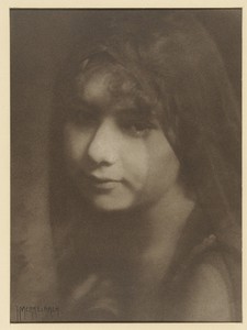雅各布·默克爾巴赫創作的曼紐拉·德爾里奧肖像，創作於1910年至1919年，紙質，採用溴油工藝。將這件藝術作品下載為適用於桌面的高解析度桌布。