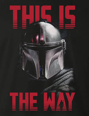 曼達洛人頭盔，黑色背景上以紅色文字寫著「THIS IS THE WAY」。