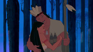 兩個動畫角色在夜晚的黑暗森林中溫暖地擁抱。 — Pocahontas 壁紙