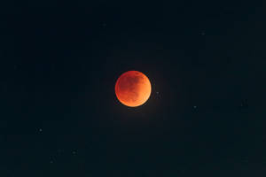 月食期間在星空夜空中發光的血月 — 銀河月亮 壁紙