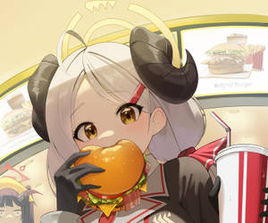 有角的動漫女孩在速食店裡吃一個大漢堡。 — 可愛動漫女孩 壁紙
