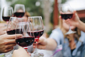 朋友在戶外用紅酒杯敬酒。 — 葡萄酒 壁紙