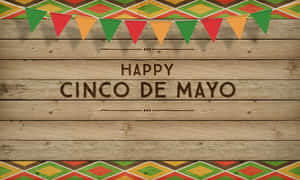 在木質背景上，Happy Cinco de Mayo 文字搭配色彩繽紛的旗幟和幾何邊框。 — 慶祝 壁紙