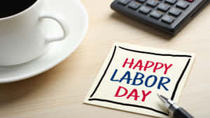 桌上放有咖啡杯和計算機的Happy Labor Day便條 — 勞動節 壁紙