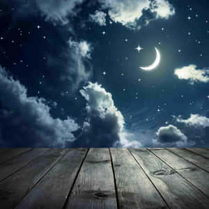從木甲板看到的帶有新月的繁星夜空。 — 暮光 壁紙