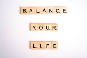 木製 Scrabble 字母牌在白色背景上拼出 balance your life — 勵志桌面 壁紙