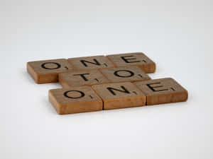 木製 Scrabble 字母磚在白色背景上拼出 one to one — 航海王 騙人布 壁紙