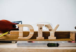 工作台上帶工具的DIY木製字母 — 字母 y 壁紙