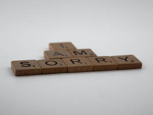 木製Scrabble字母牌在白色背景上拼出I AM SORRY — 悲傷語錄 壁紙