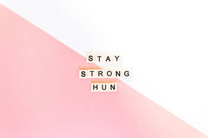粉紅與白色背景上寫有「STAY STRONG HUN」的勵志文字方塊。 — 激勵 壁紙