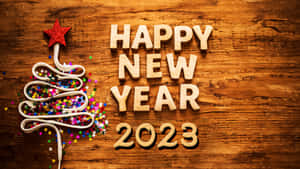 新年快樂2023文字和閃亮樹木在木質背景上 — 新年 壁紙