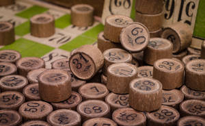 棋盤上帶有數字的木製遊戲棋子。 — 賓果 壁紙