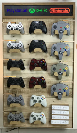 木架上展示PlayStation、Xbox和Nintendo遊戲控制器的牆面展示。 — Galaxy Tab A 壁紙